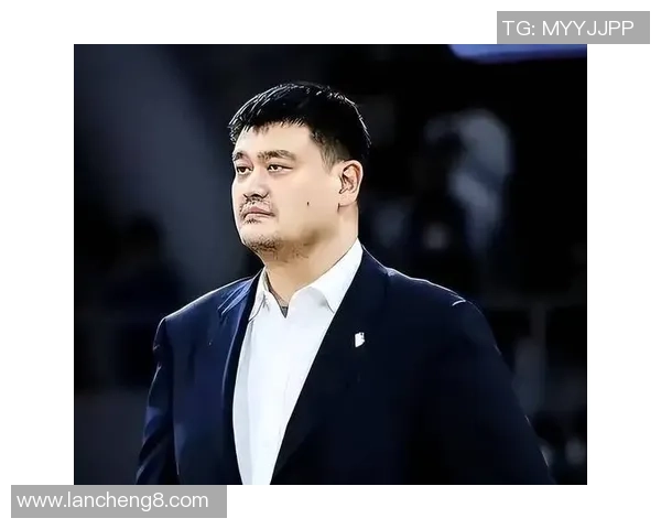 姚明在篮球场上的专注工作照展现了他的职业精神与不懈努力