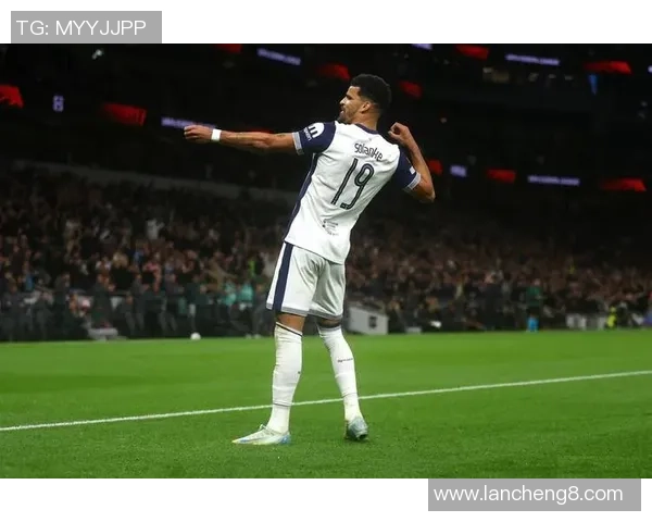 英超激战：里昂小胜马竞红牌争议引发全场热议与战术分析